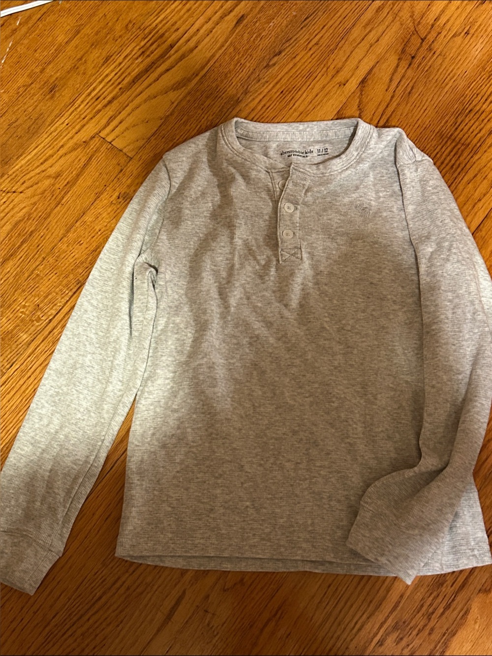 NWOT Abercrombie Kids boys Gray Long-Sleeve Henley Top size M 10/12